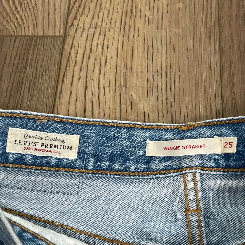 Levis Premium Wedgie Straight Button Fly Denim Light wash Blue Jeans Women’s 25‎